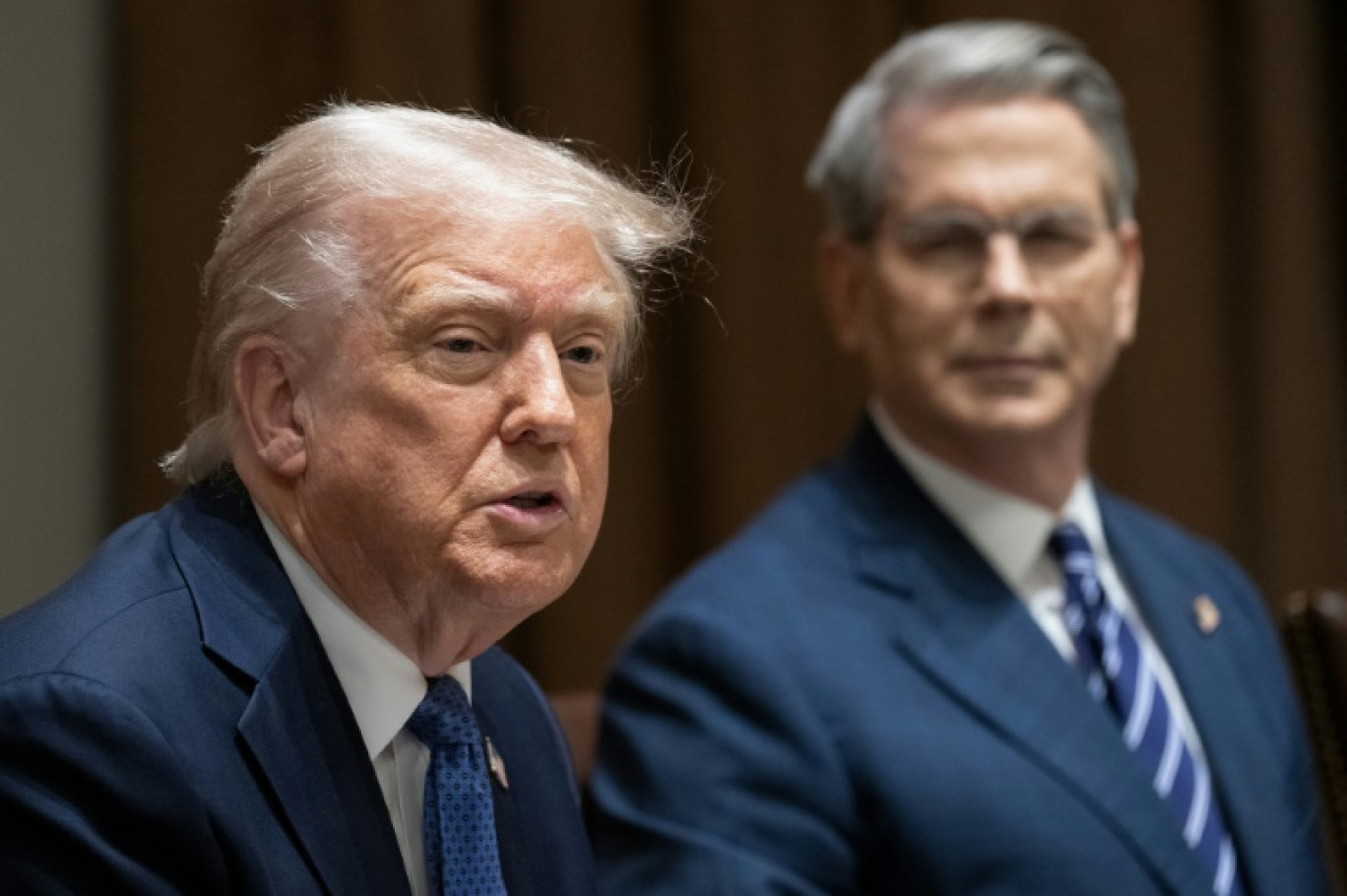 Le président américain Donald Trump, et le secrétaite au Trésor Scott Bessent (D), à Washington, le 24 avril 2025. © SAUL LOEB