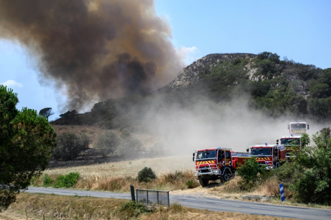 Les sapeurs-pompiers luttent contre un incendie à Bizanet, dans l'Aude, le 30 juin 2025 © Ed JONES