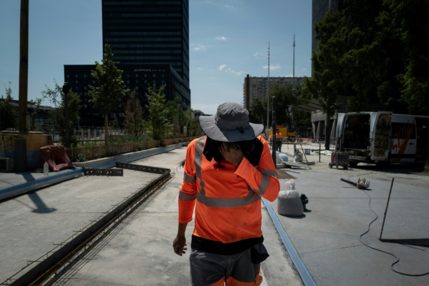 Un ouvrier dans le quartier Part-Dieu à Lyon, alors que la température a atteint 38 degrès, le 30 juin 2025 © JEFF PACHOUD
