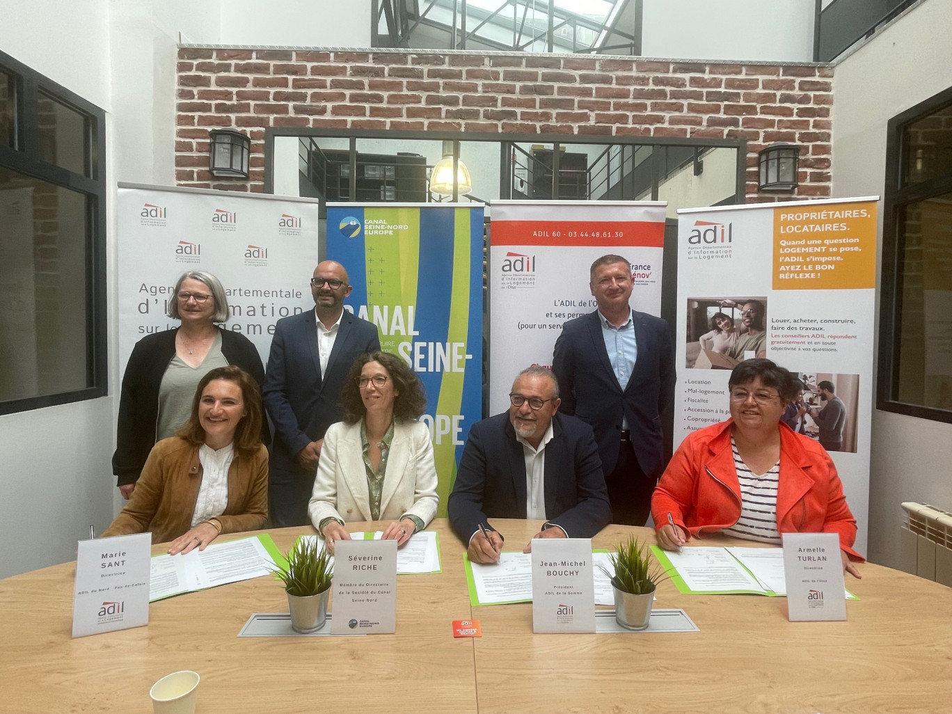 Pour mieux répondre aux demandes de logements des compagnons, les trois présidents des ADIL de la Somme, de l'Oise et du Nord-Pas-de-Calais avec Séverine Riche, membre du Directoire de la SCSNE ont signé une convention partenariale.