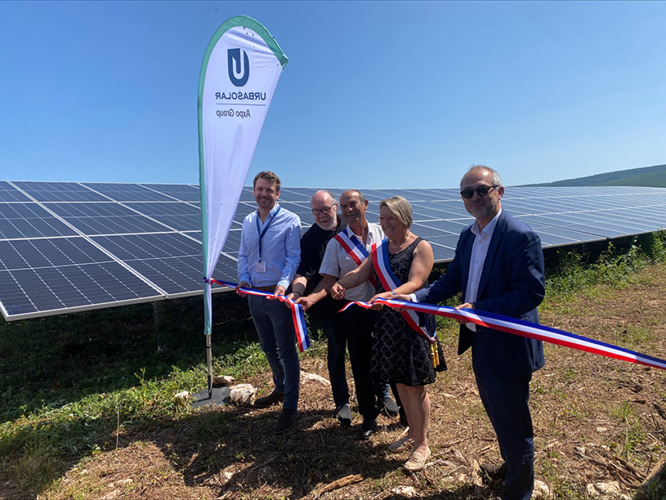Inauguration centrale solaire de Colombier – de gauche à droite : Mathieu ACCADEBLED (Energy trading & PPA director chez Urbasolar), Fabien MIGNOTTE (maire de Thorey-sur-Ouche), Guy DUPUIS (maire de Crugey), Françoise MAUFAY (maire de Colombier), Daniel RUSTON (directeur des achats et de la logistique de la RATP). (c) URBASOLAR