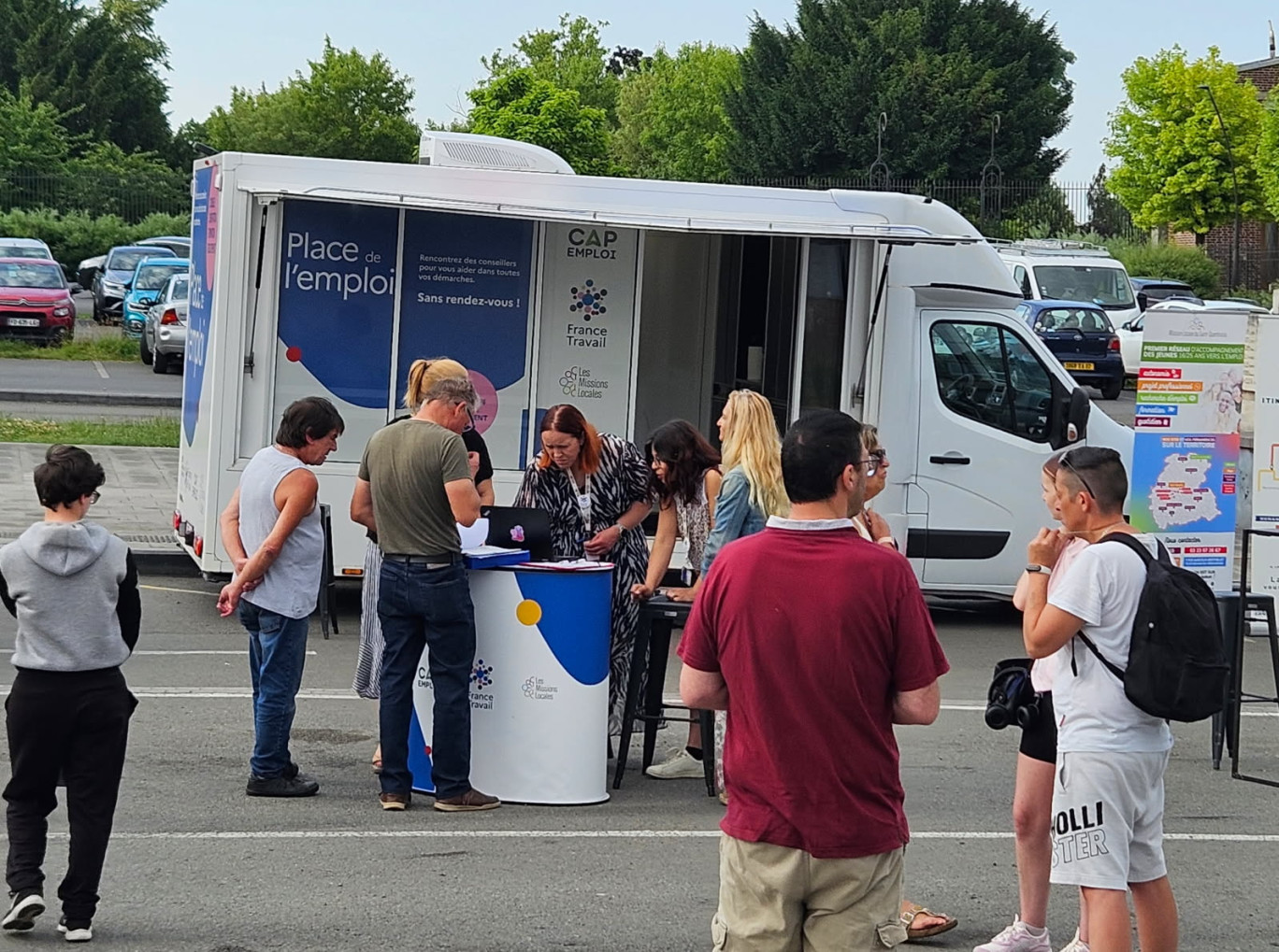 Une installation remarquée du Truck de l'emploi sur la place d’Origny-sainte-Benoîte, une première en ruralité. (c) France Travail