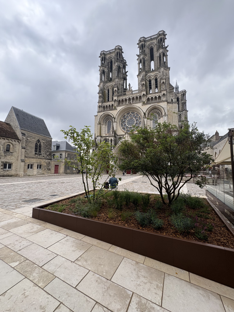 Le parvis de la cathédrale de Laon intègre désormais deux massifs et son sol pavé a été restauré.