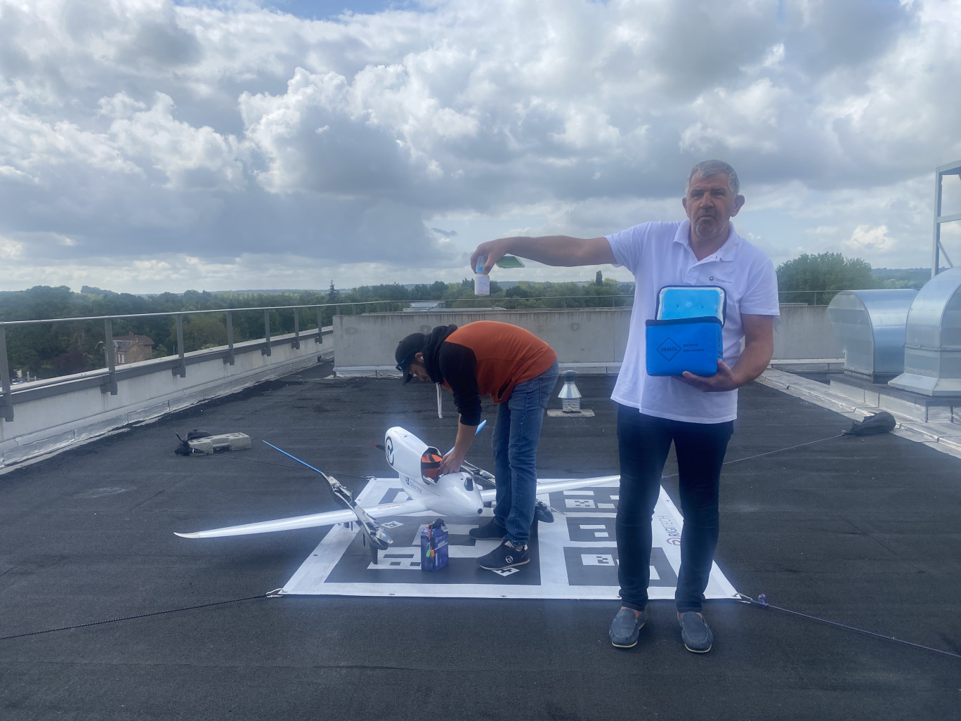 Première en France, le drone transporte, depuis Amiens, des biberons pour prématurés hospitalisés à Abbeville.