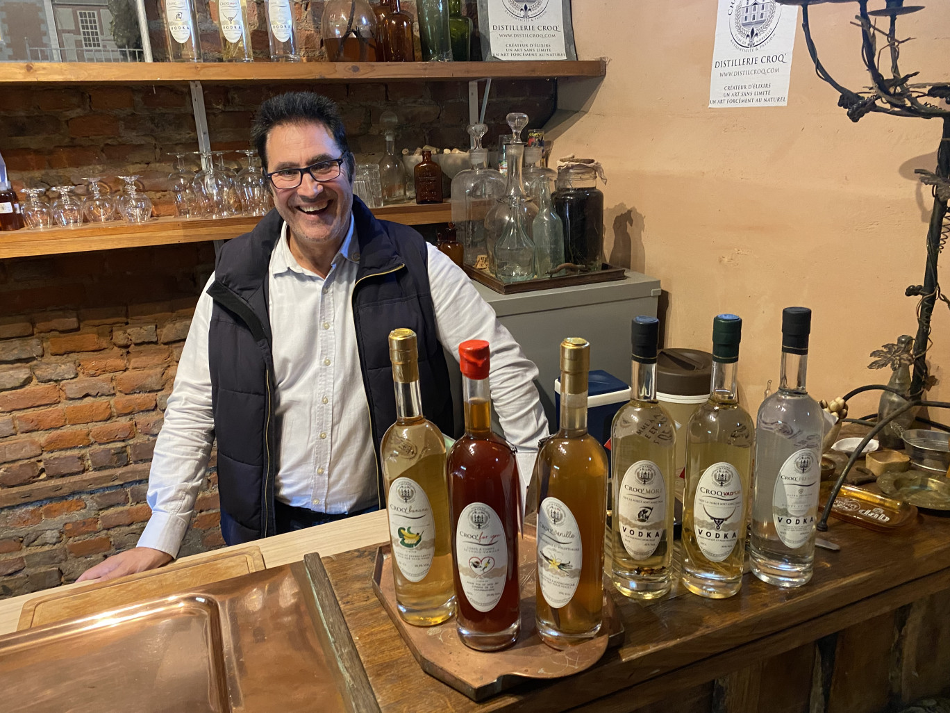 François Maugrenier présente ses différentes vodkas et différents élixirs.