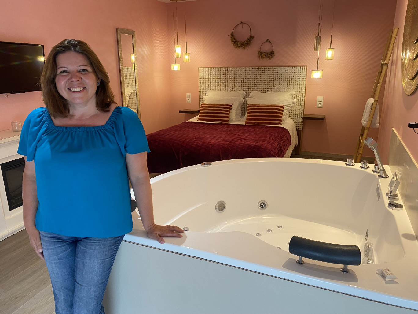Accueillis par Sarah Sevin, les clients apprécient les baignoires balnéo.