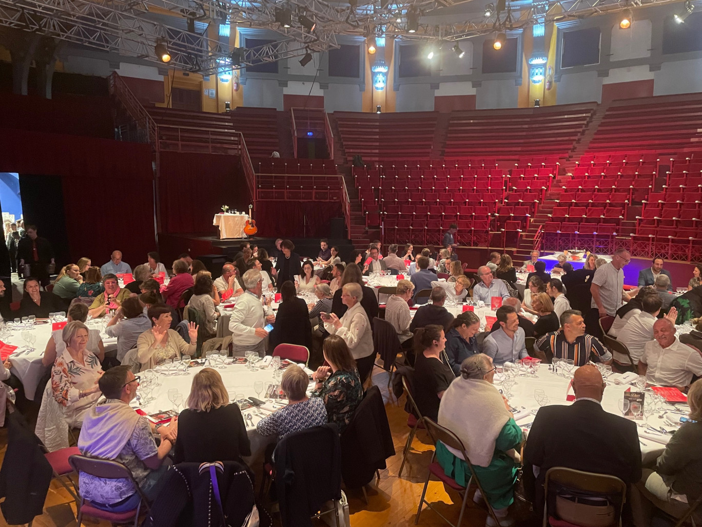 120 convives pour vivre le menu gastronomique d’exception, conçu par des chefs de la région, sous la coupole majestueuse du Cirque.