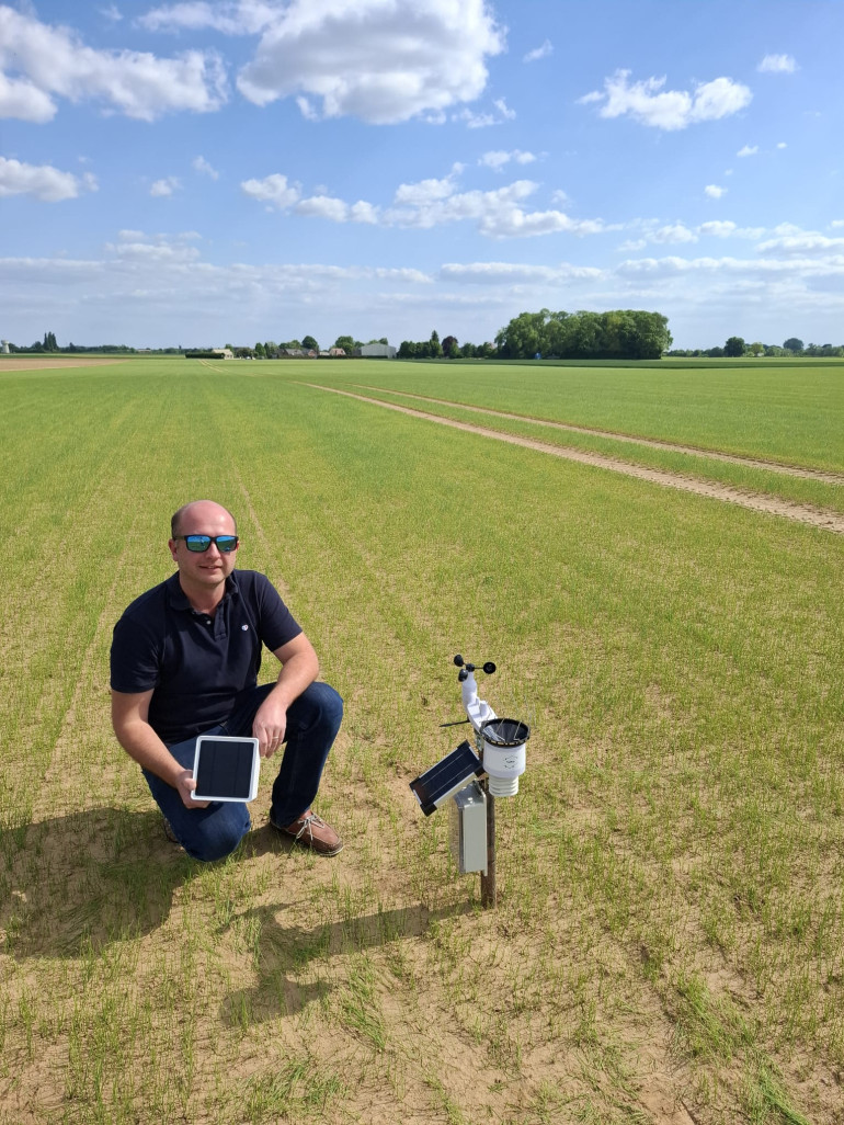 Stanislas Gru présente les équipements connectés de son application, le tracker GPS solaire et la station météo.