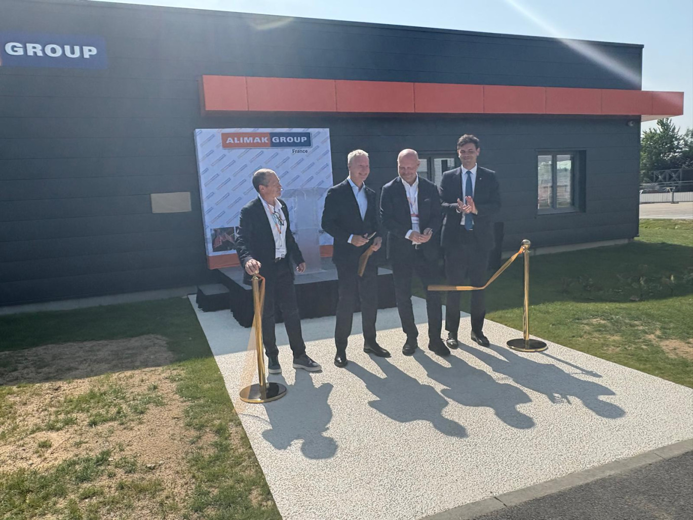 (de g. à dr) Jean-Christophe Cochard, Directeur général d'Alimak Group France, Håkan Åkesson, ambassadeur de Suède, Ole Kristian Jødahl, PDG d'Alimak Group et Sylvain Grange, directeur financier d'Alimak Group France, ont inauguré le nouveau siège social.