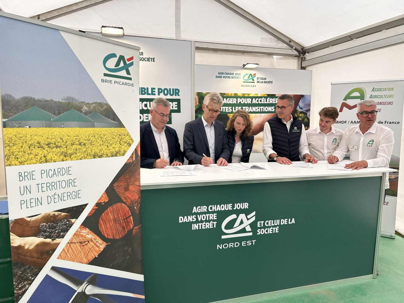 La convention de partenariat a été signée à l'occasion du salon Innov-Agri à Essigny-le-Grand. (c) Crédit Agricole