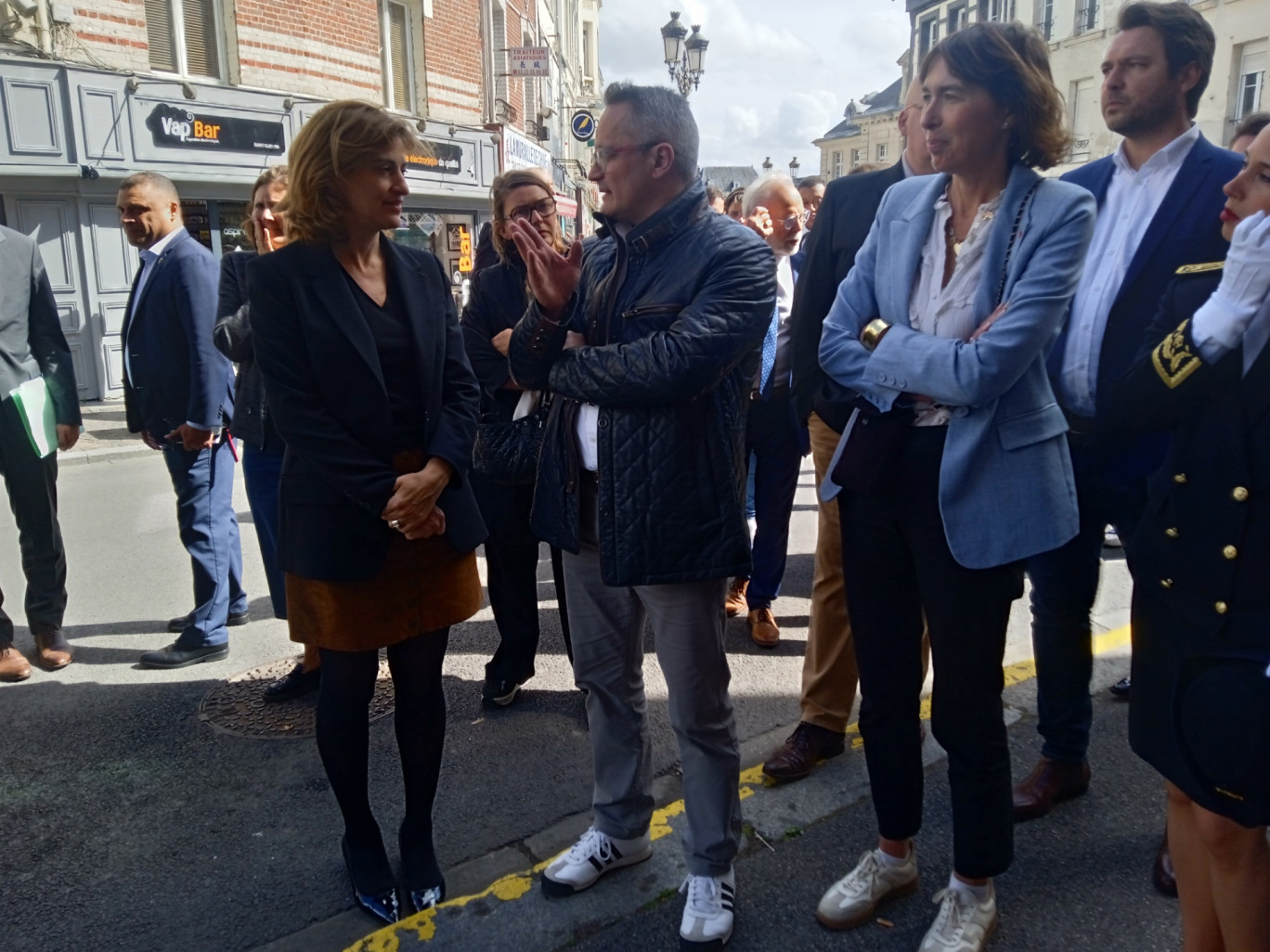 Échanges avec Christophe Giradot, directeur du magasin U Express implanté au centre-ville de Saint-Quentin, en présence du PDG, Dominique Schelcher, co-rapporteur de la mission.