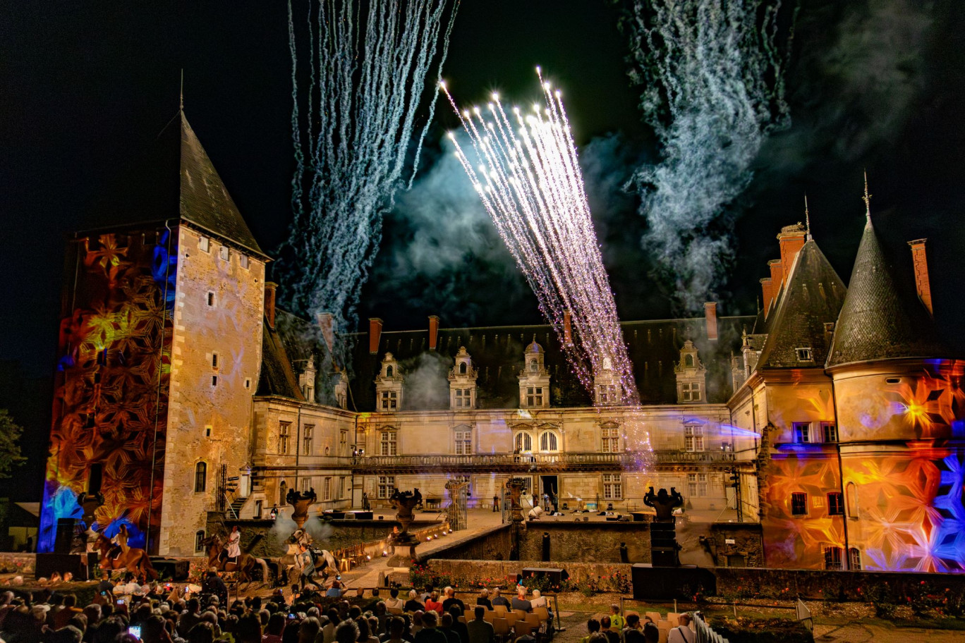 © Terra Loreina-Julien Elasri, le nouveau spectacle immersif de l’association VLJ, mis en scène par Damien Fontaine, a pris possession du Château de Fléville jusqu’au 20 juillet pour vingt représentations. 