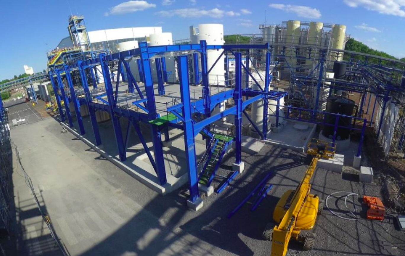 Les colonnes de chloration du site de Loos, en cours de remplacement après 60 ans de service : un chantier stratégique à 35 millions d’euros pour moderniser la production de chlorure ferrique. © Kuhlmann Europe