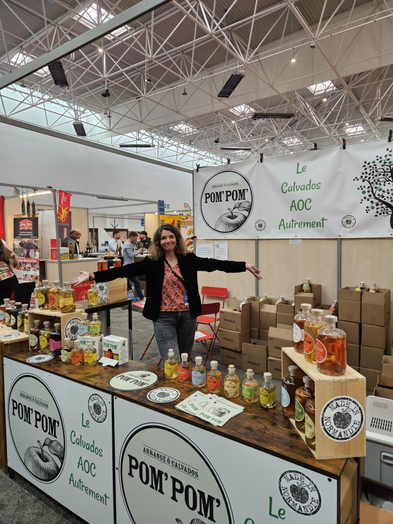 Pom’ Pom’, présente ses créations sur plsuieurs salons, avec l’ambition de moderniser l’image du Calvados auprès de tous les publics. © Pom’ Pom’