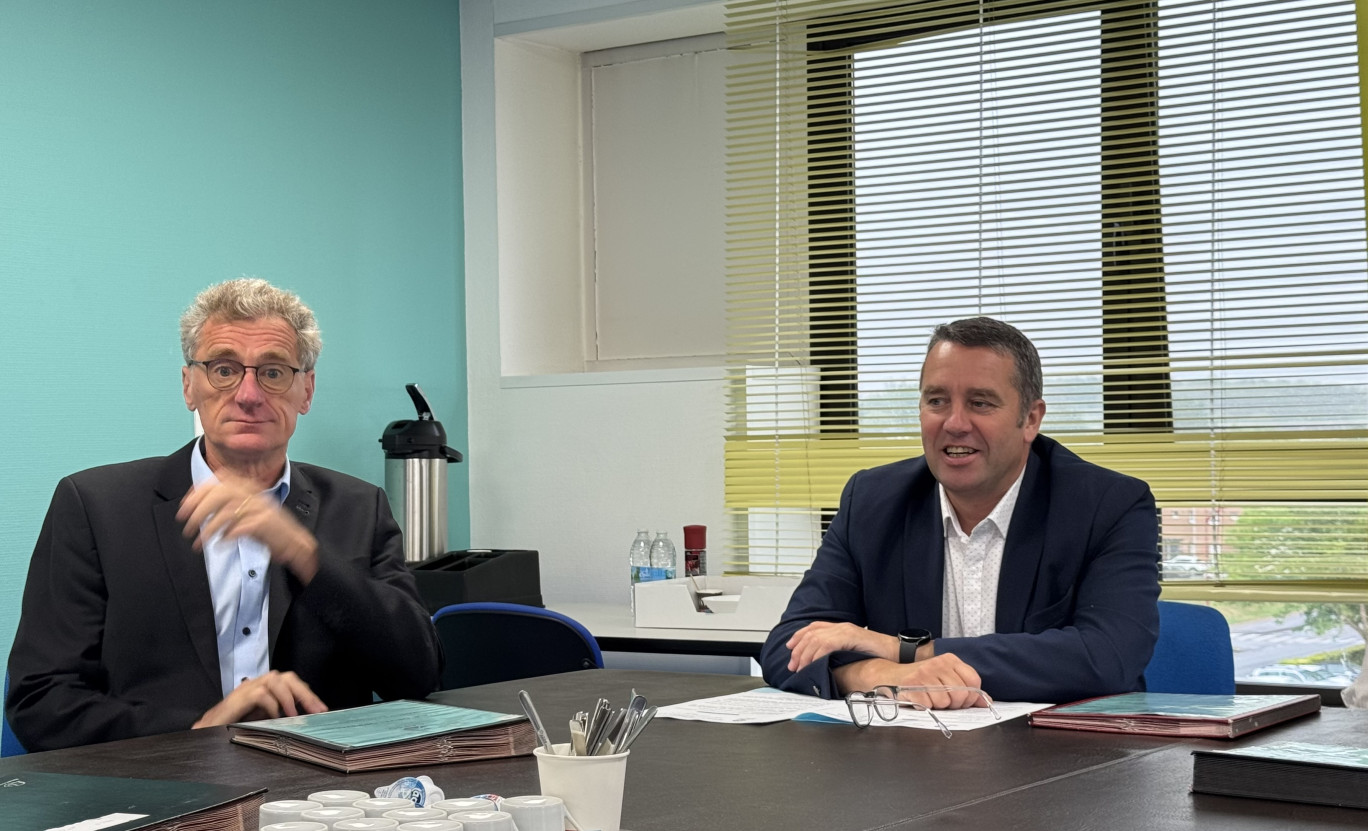 Laurent Denis, Président de la Capso (à droite) signe plus de 300 000 euros d&#039;aide dont un tiers pour la Brasserie de Saint-Omer dirigée par André Pecqueur (à gauche). © Aletheia Press / Daniel Boulogne