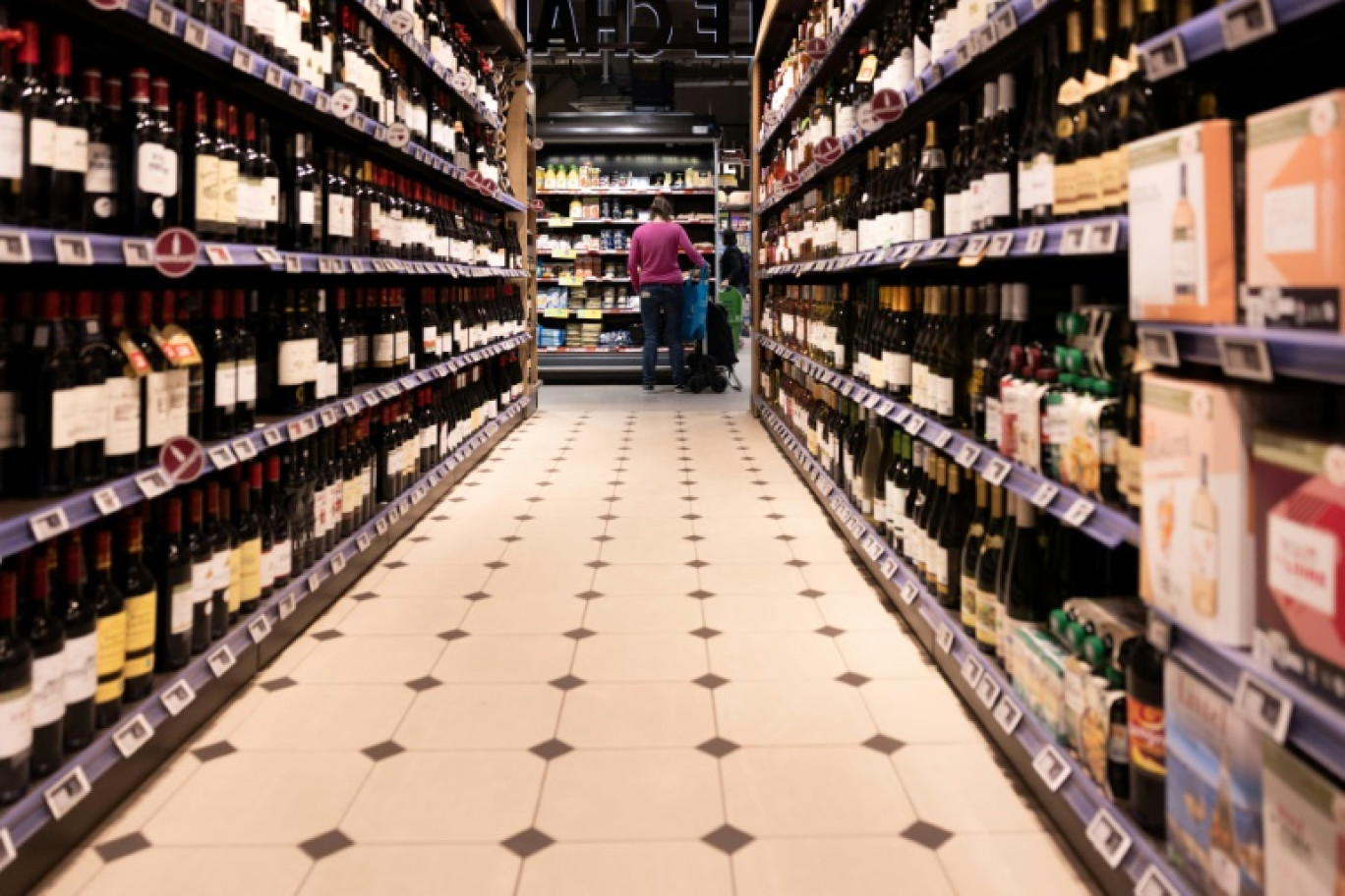 Le rayon alcools d'un supermarché à Issy-les-Moulineaux, près de Paris, le 16 mai 2025 © JOEL SAGET