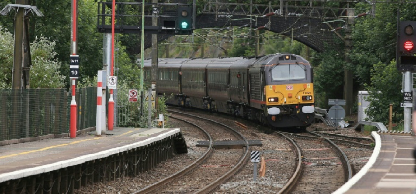 Le train royal transportant la reine Elizabeth II arrive en gare, le 14 juin 2018 à Runcorn (Royaume-Uni) © Peter Byrne