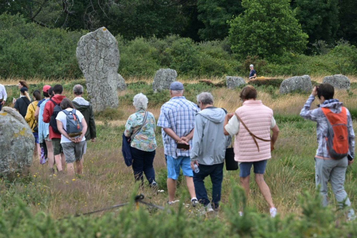 Des visiteurs sur le site des Mégalithes de Carnac, le 27 juin 2025 dans le Morbihan © Damien MEYER