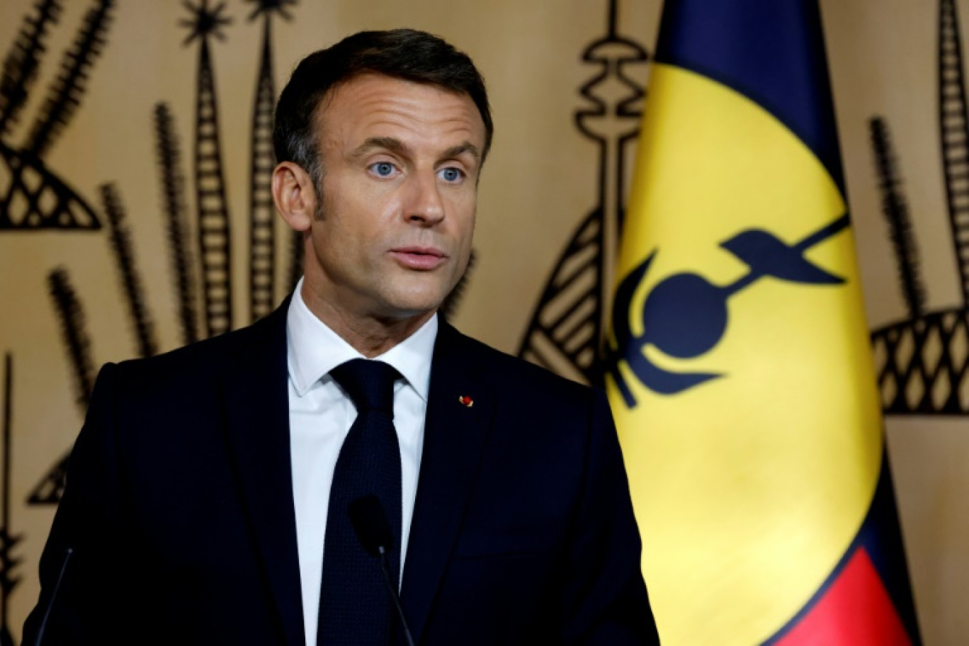 Des partisans de l'indépendance de la Nouvelle-Calédonie brandissent des drapeaux kanak, le 27 juin 2024 à Nouméa © Delphine Mayeur