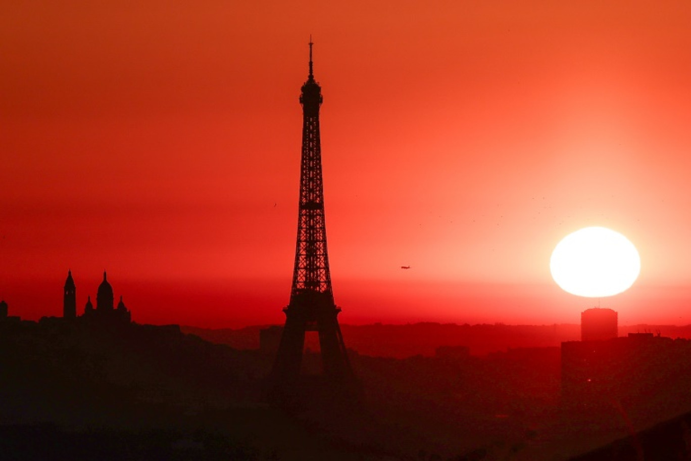 Le soleil se lève à Paris, le 1er juillet 2025 © Thibaud MORITZ