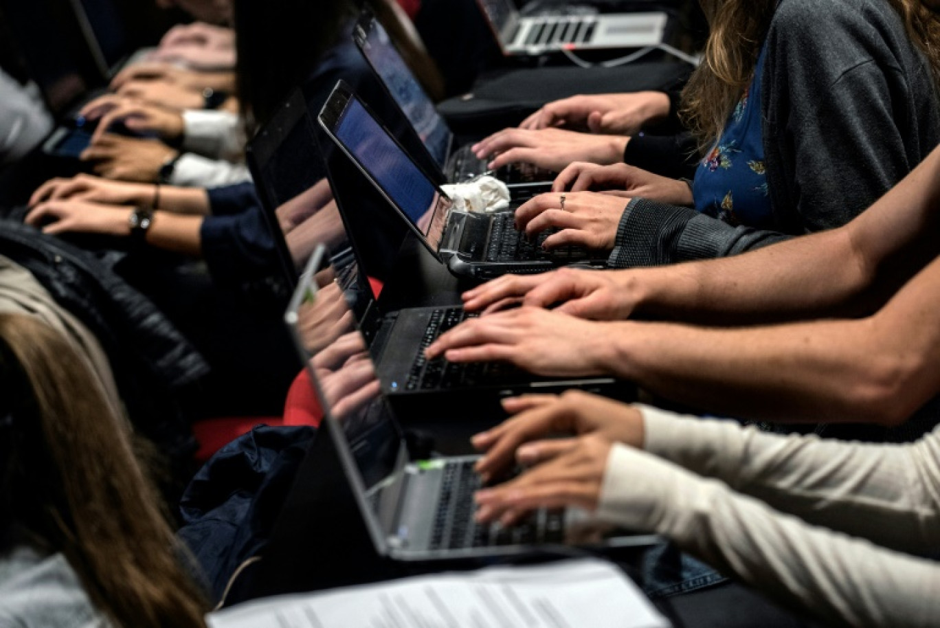Des étudiants de l'Université catholique de Lyon utilisent des ordinateurs pendant lerus cours, le 18 septembre 2015 © JEFF PACHOUD