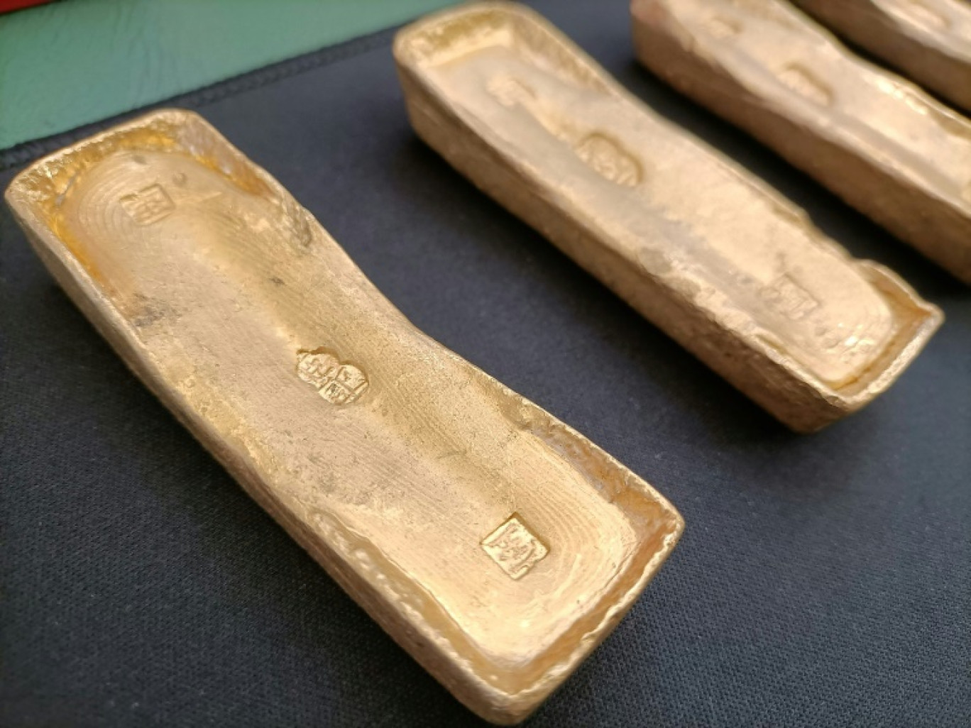 Les lingots pillés sur l'épave du Prince de Conty, une frégate de la compagnie des Indes échouée en 1746 en Bretagne. Photo prise lors de leur restitution à la France, à  Brest (Finistère) le 15 juin 2022 © Sandra FERRER