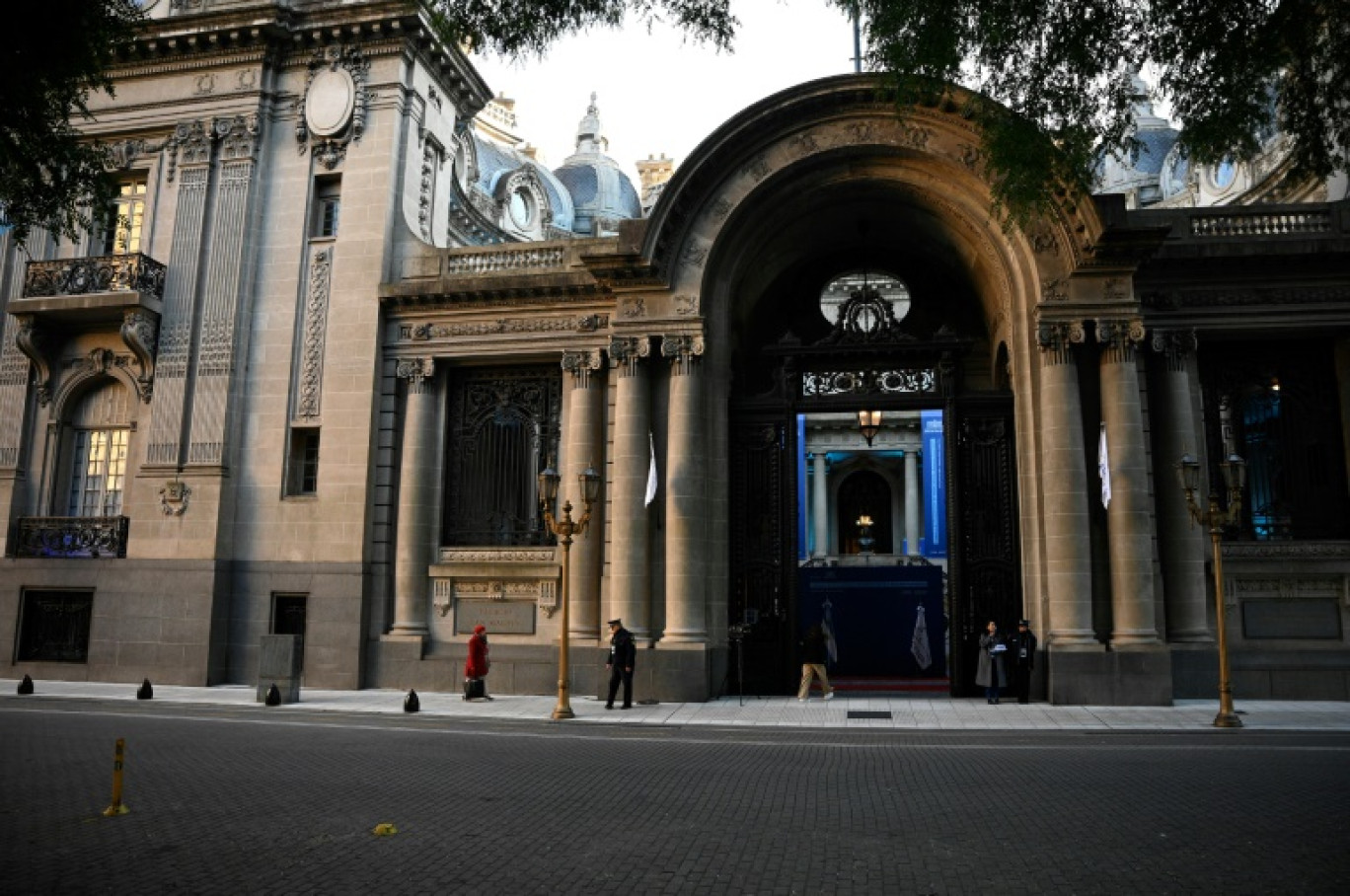 Devant le palais San Martin à Buenos Aires pendant le sommet du Mercosur, le 2 juillet 2025 © LUIS ROBAYO