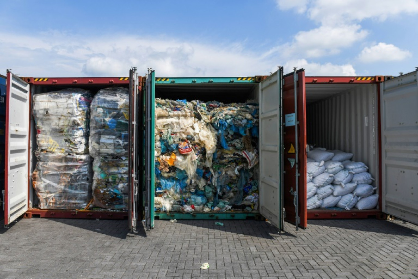 Des conteneurs remplis de déchets plastiques, le 28 mai 2019, à proximité de Kuala Lumpur © Mohd RASFAN
