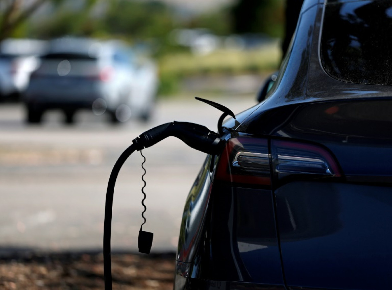 Une voiture Tesla en charge, à Corte Madera (Californie), le 12 juin 2025 © JUSTIN SULLIVAN