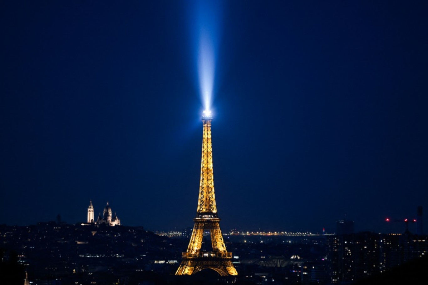La Tour Eiffel et la basilique du Sacré-Cœur illuminées à Paris le 11 juin 2025 © THIBAUD MORITZ