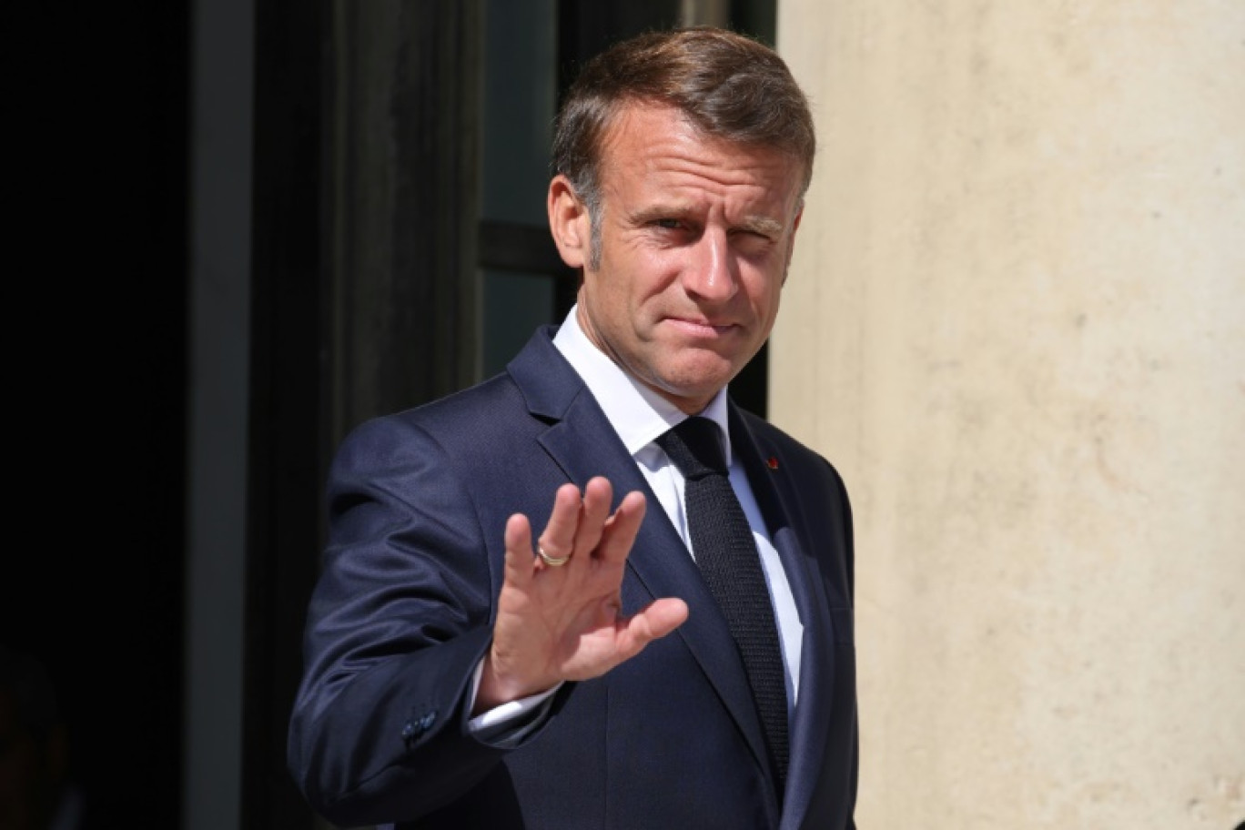 Le président français Emmanuel Macron fait un geste de la main au palais de l'Elysée, à Paris, le 1er juillet 2025 © Ludovic MARIN