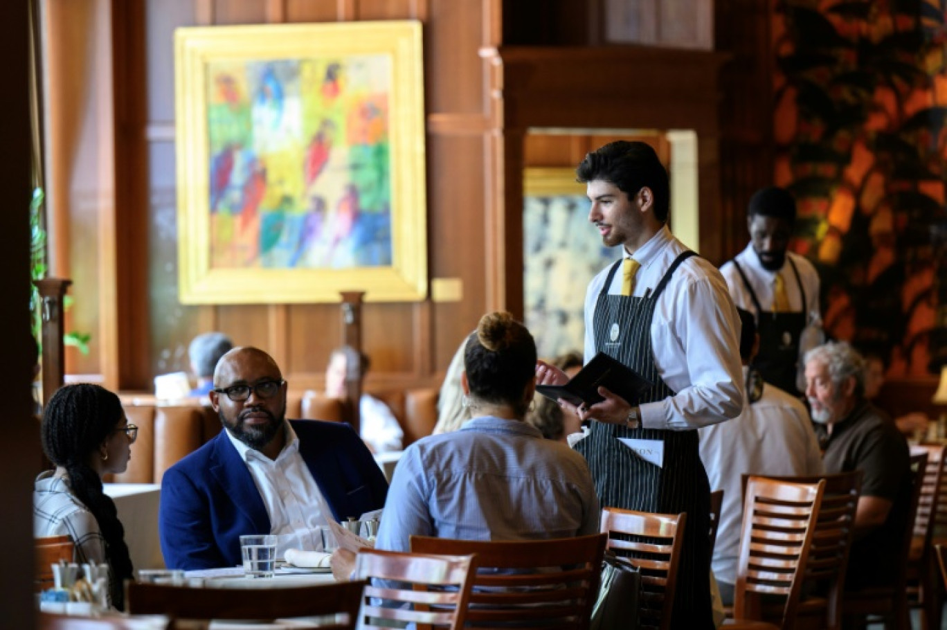 Un serveur prend les commandes au restaurant The Hamilton à Washington le 2 juillet 2025 © Drew ANGERER