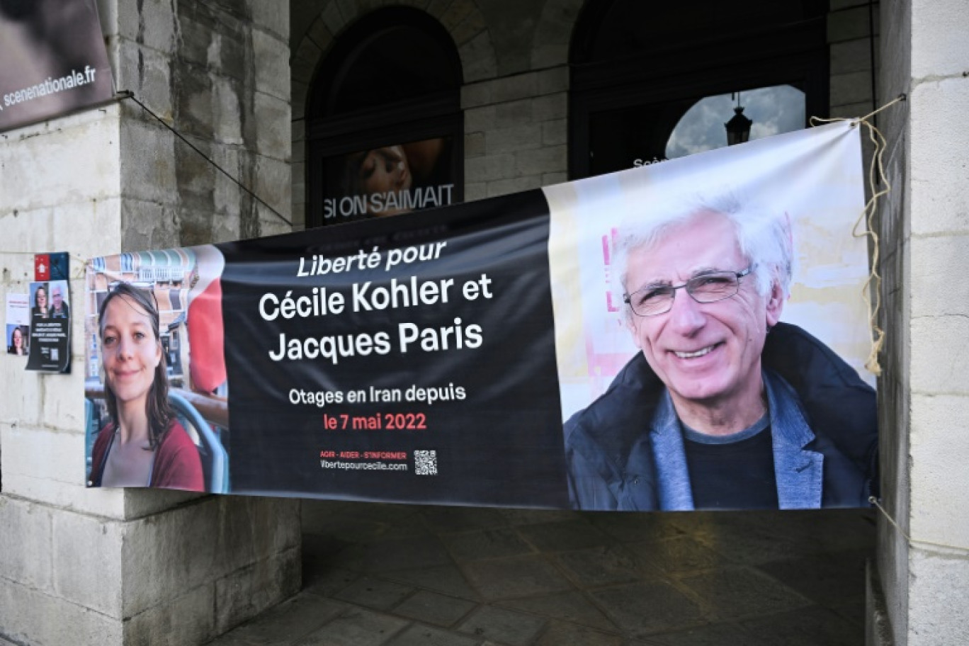 Une banderole représentant les Français Cécile Kholer et Jacques Paris détenus en Iran, lors d'un rassemblement pour leur libération, devant la mairie de Bayonne, le 7 mai 2025 © Gaizka IROZ