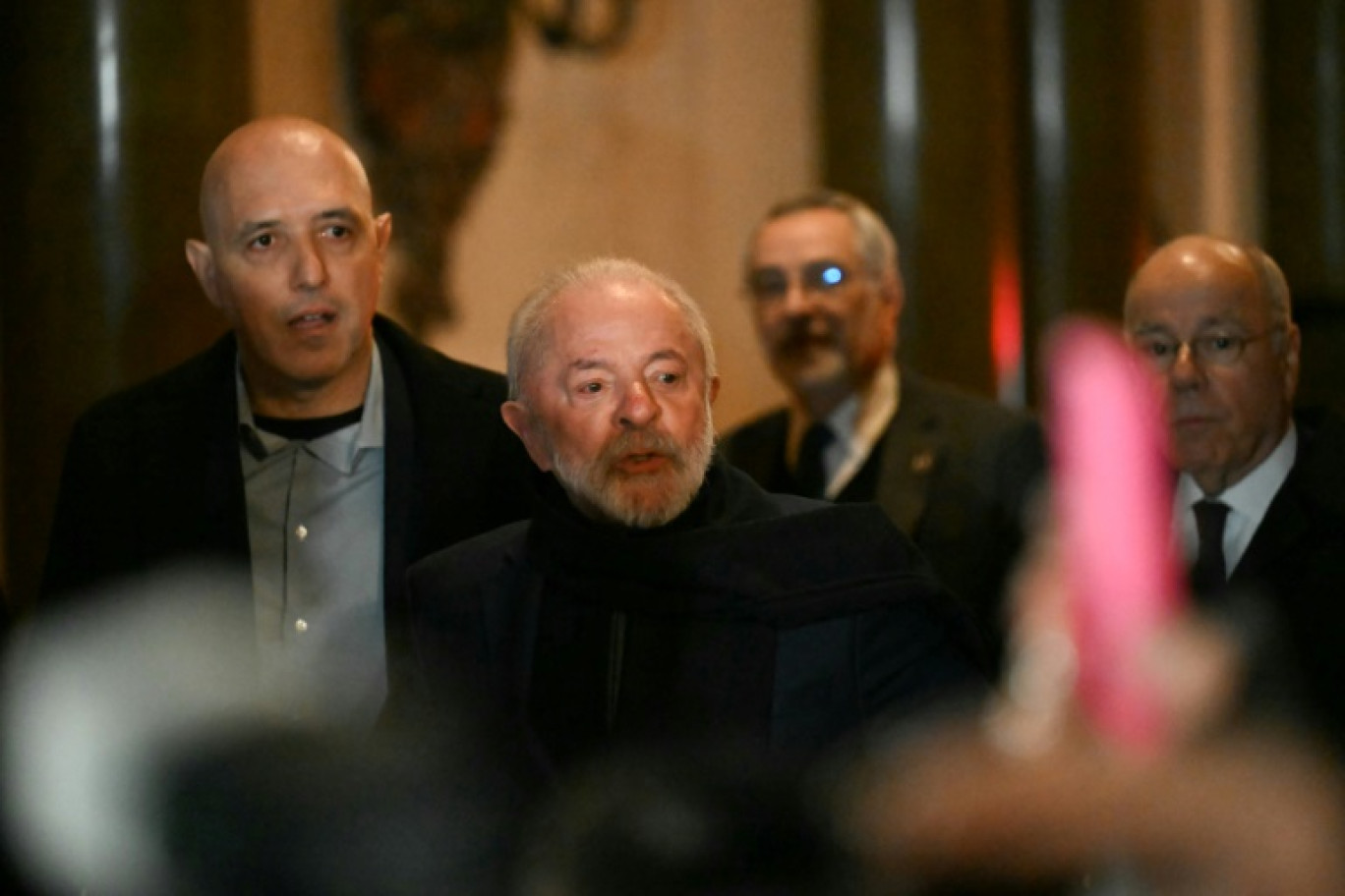 Le président brésilien Luiz Inacio Lula da Silva (C) arrive à l'ambassade du Brésil à Buenos Aires le 2 juillet 2025, à la veille du 66e sommet du Mercosur © Luis ROBAYO