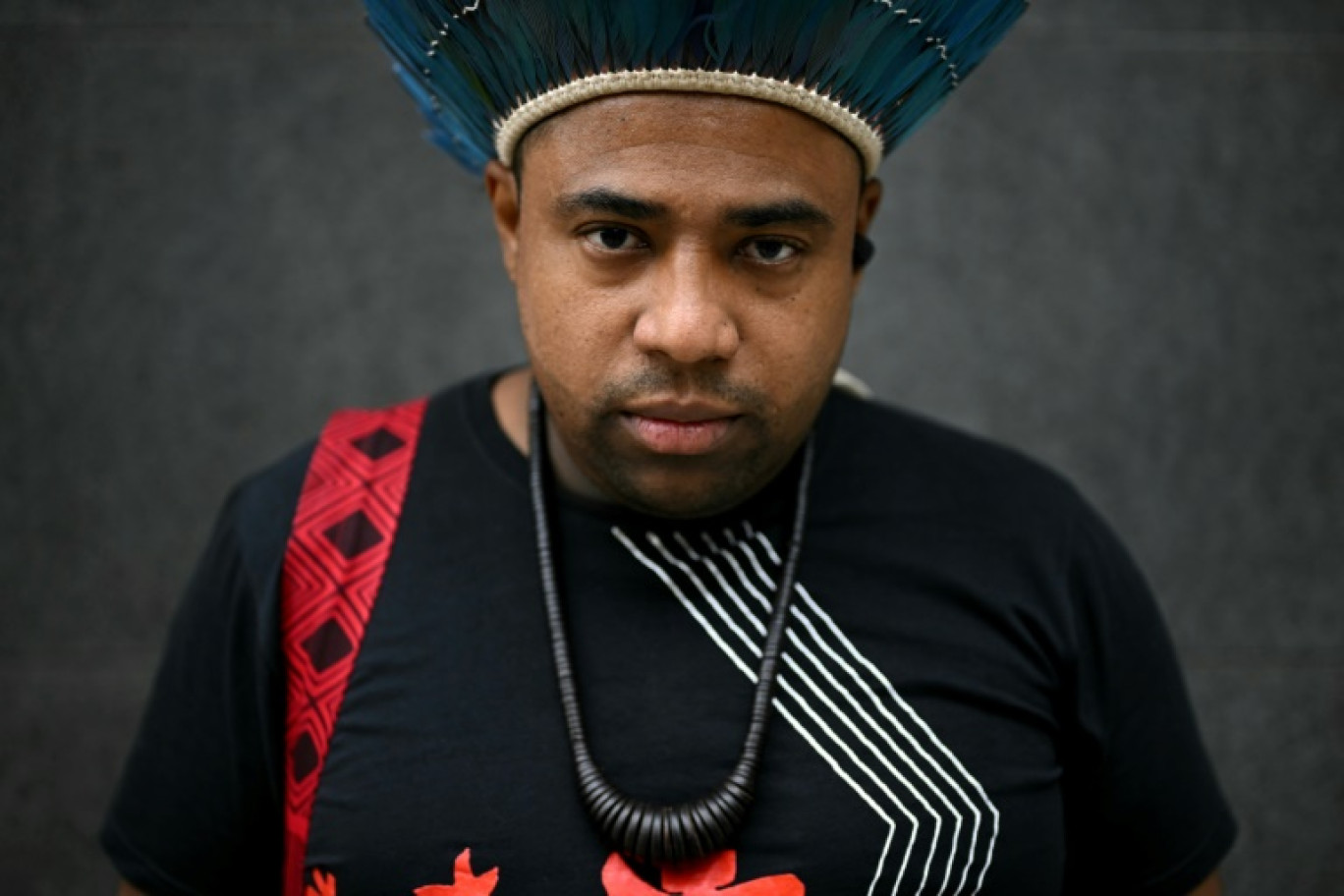 Le chef coutumier brésilien Marcelo Krenak à Londres, au Royaume-Uni, le 2 juillet 2025, en marge d'une audience dans une procédure en réparation dans la capitale britannique après la rupture en 2015 du barrage minier de Fundao, près de la ville de Mariana. © Ben STANSALL