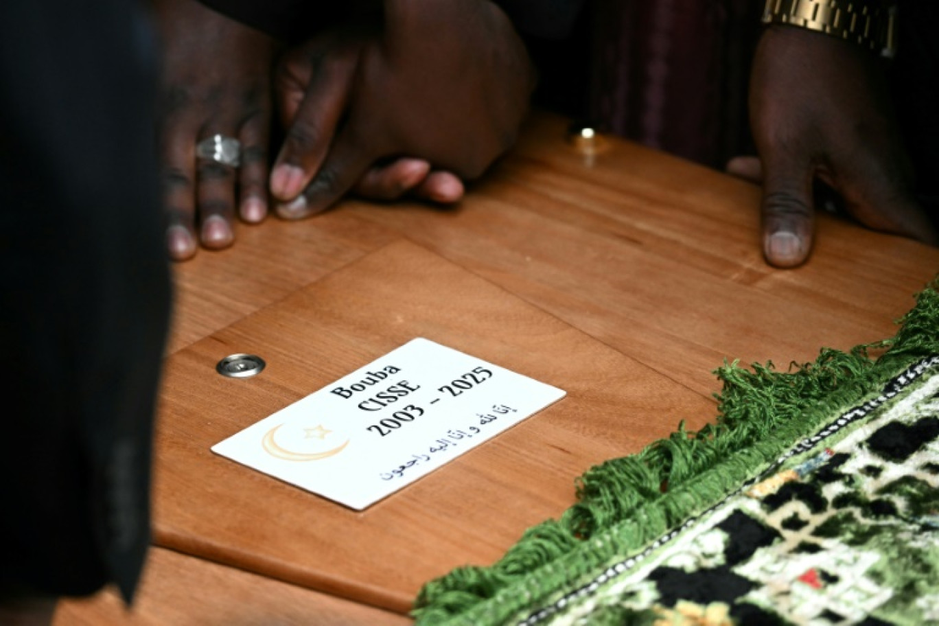 Le cercueil d'Aboubakar Cisse exposé à la Grande Mosquée de Paris, le 5 mai 2025 © Bertrand GUAY