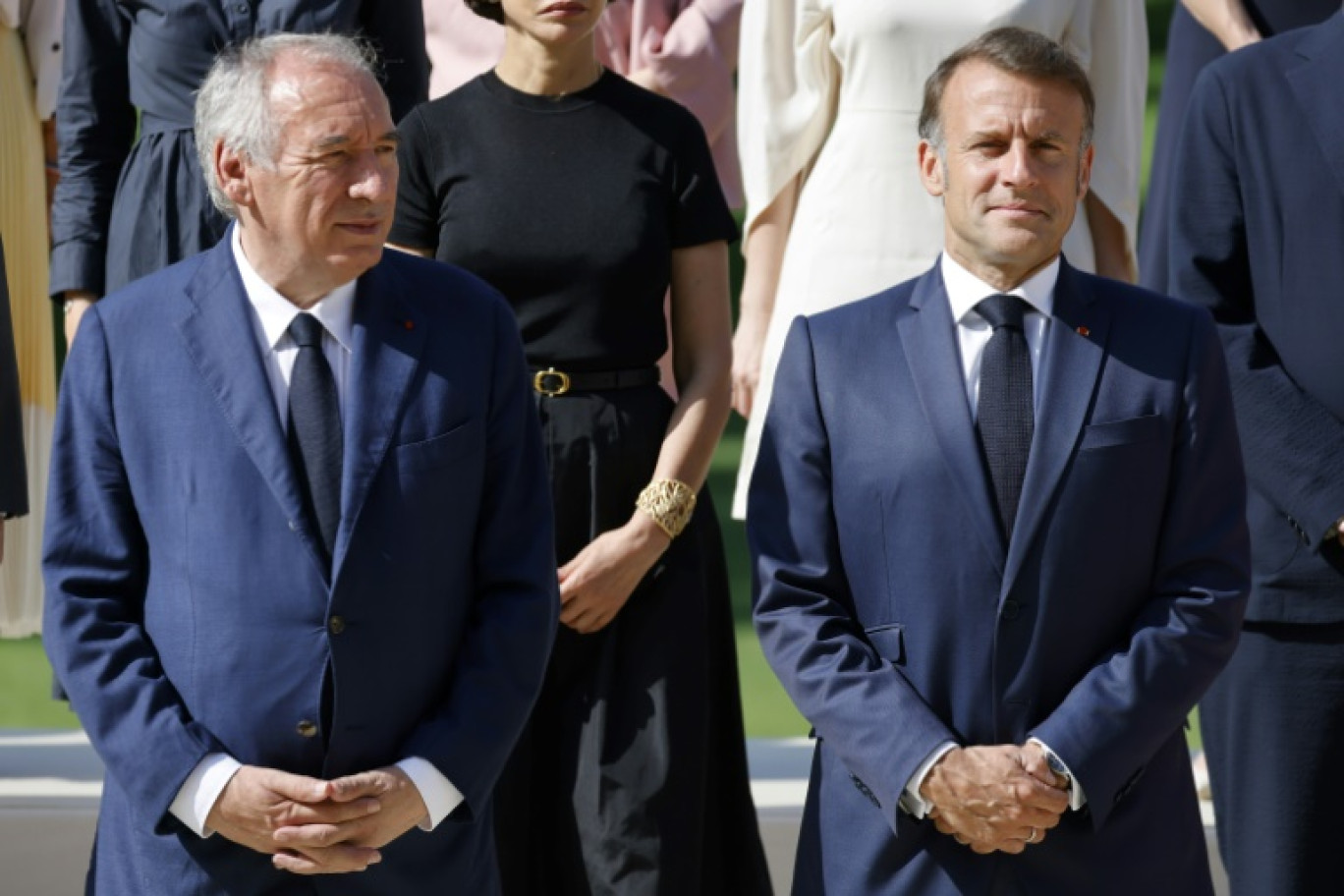 Le Premier ministre français François Bayrou (G) et le président français Emmanuel Macron (D) posent pour une photo de famille avec les membres du gouvernement avant la réunion hebdomadaire du cabinet au palais de l'Élysée à Paris, le 2 juillet 2025 © Ludovic MARIN