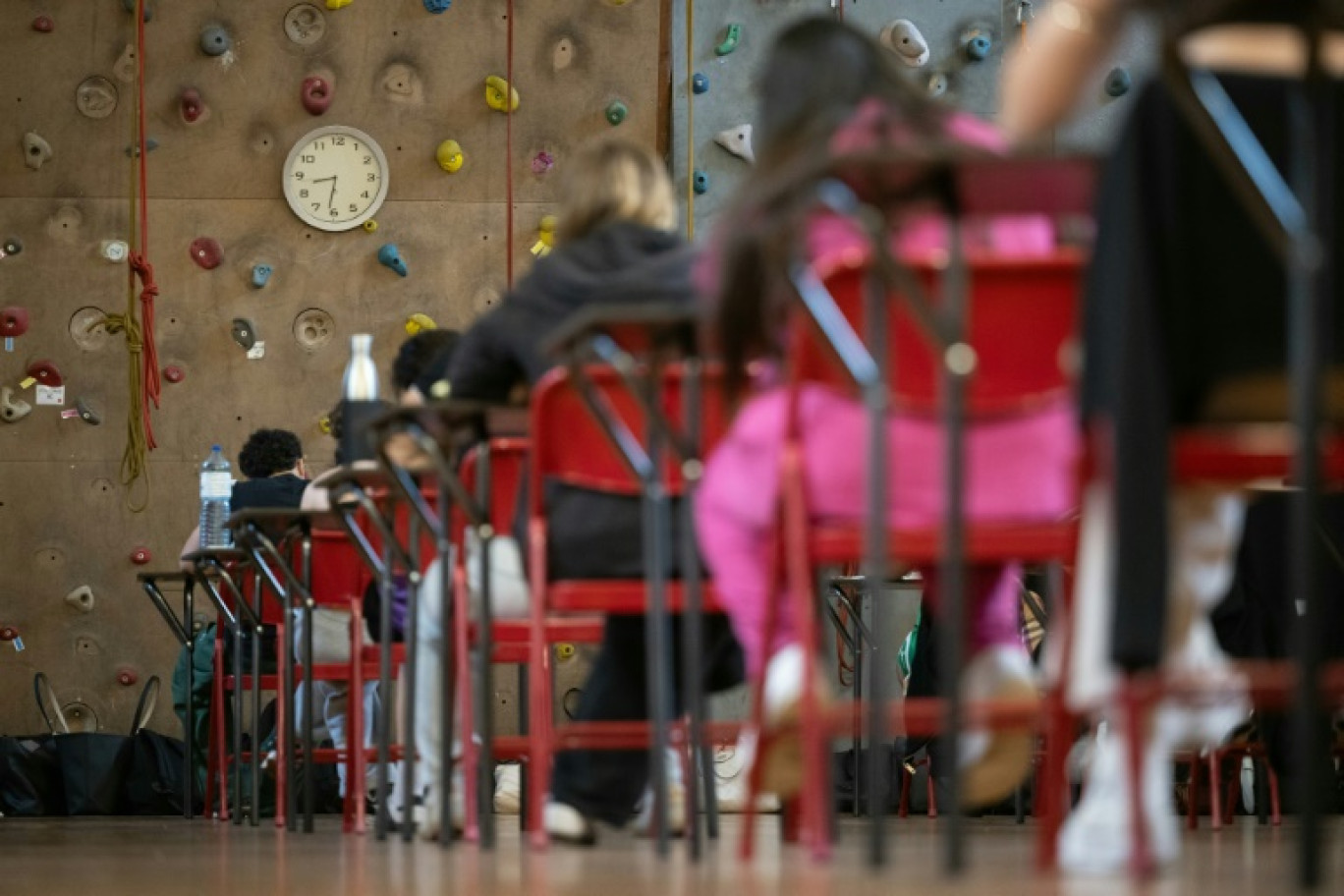 Des lycéennes se congratulent après avoir consulté leurs résultats de baccalauréat au lycée Vaclav Havel de Bègles, près de Bordeaux, le 4 juillet 2025 © Christophe ARCHAMBAULT