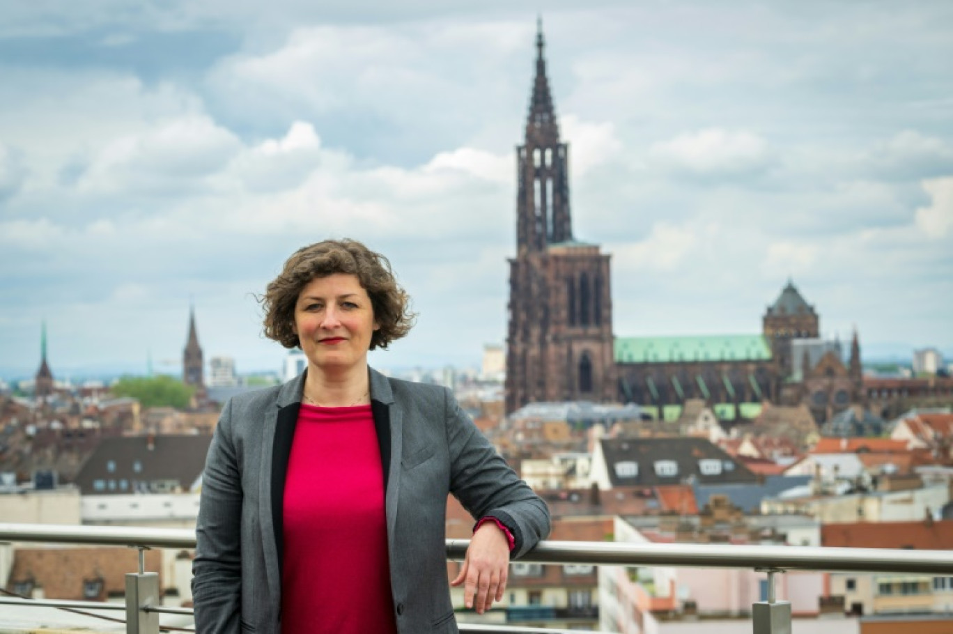 Jeanne Barseghian sur une terrasse du centre administratif de Strasbourg, le 12 mai 2023 © PATRICK HERTZOG