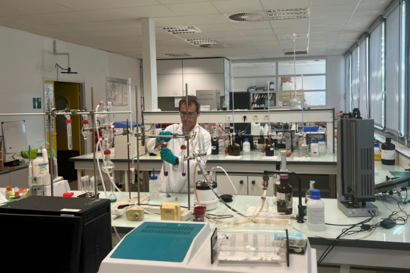 Un ingénieur effectue des tests sur des vins et spiritueux pour en vérifier l'authenticité et la conformité aux réglementations dans un laboratoire de la DGCCRF, le 3 juillet 2025 à Pessac, en Gironde © Paul CASSEDANNE