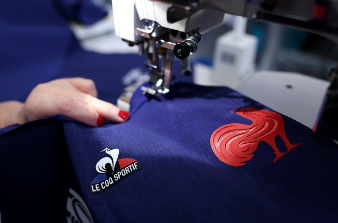 Ligne de production de la marque "Le Coq Sportif", à l'usine de Romilly-sur-Seine, dans l'Aube, le 16 juin 2023. © FRANCK FIFE
