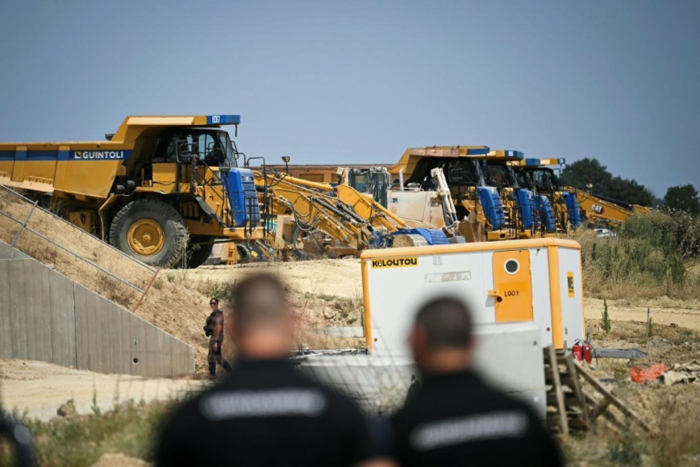 Des gendarmes surveillent une portion de A69, à proximité d'une réunion de militants opposés à la contstruction de cette autoroute devant relier Toulouse et Castres, le 4 juillet 2025 à Maurens-Scopont (Tarn) © Matthieu RONDEL