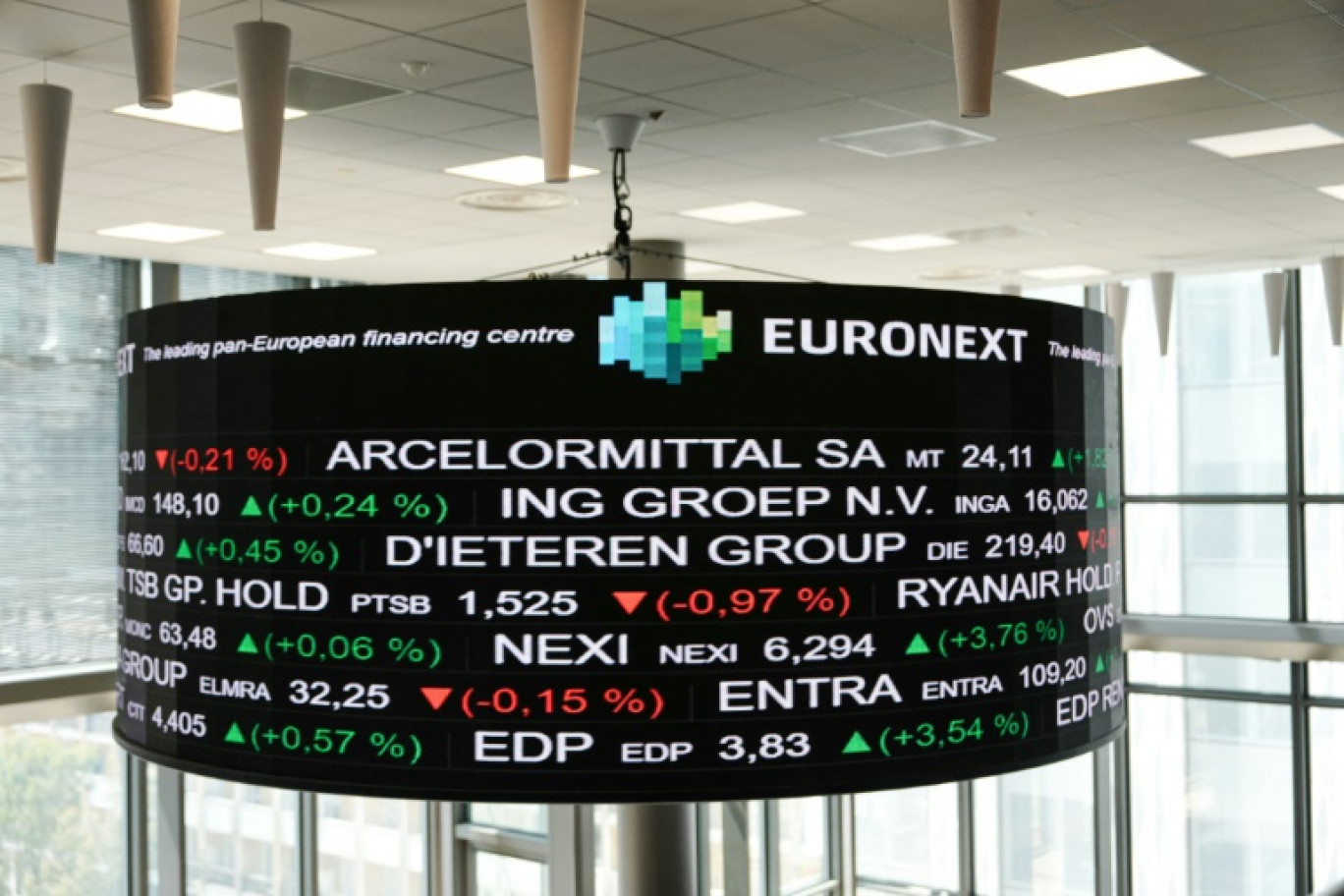 Des courses de Bourse affichés dans le bâtiment d'Euronext à La Défense, le quartier d'affaires de Paris, le 10 mai 2024 © DIMITAR DILKOFF