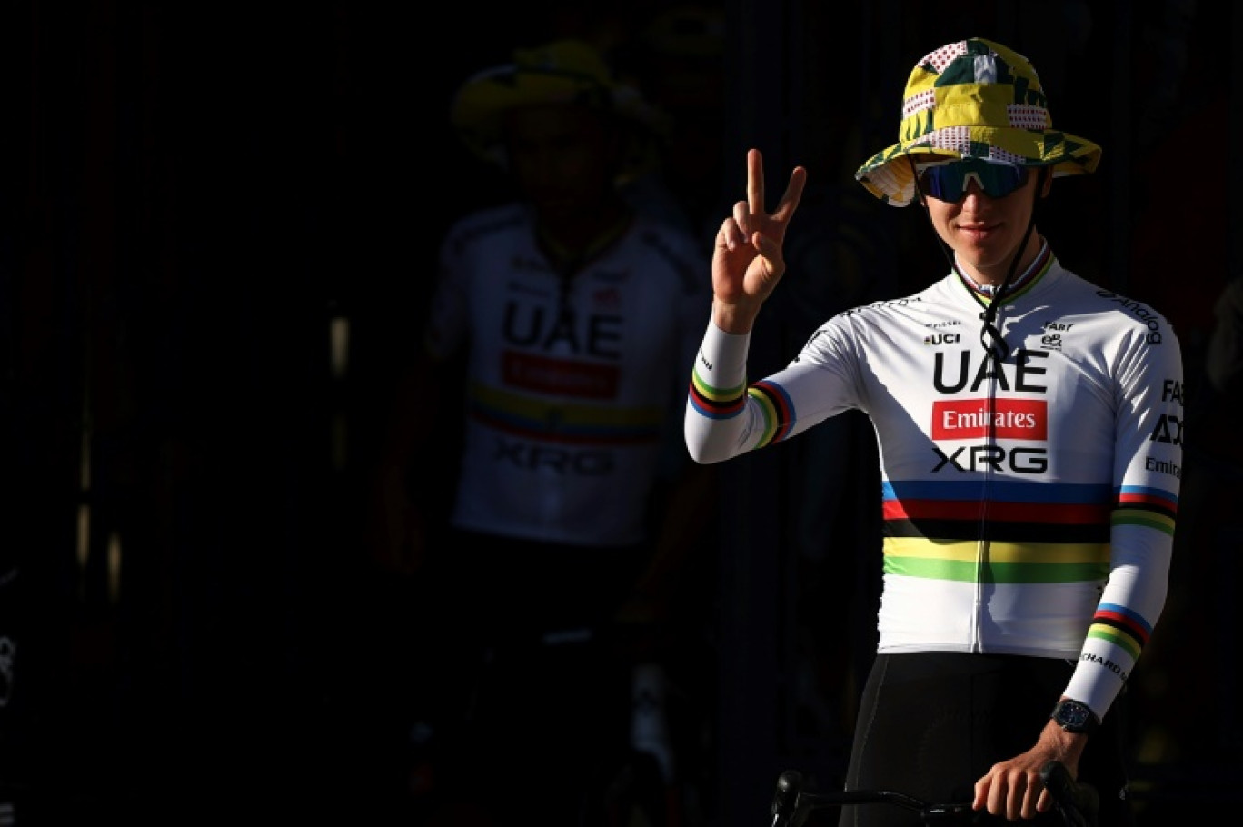 Le coureur slovène de l'équipe XRG, Tadej Pogacar, fait le signe de la victoire lors de la présentation officielle des équipes quelques jours avant le départ de la 112e édition du Tour de France, à Lille, dans le nord de la France, le 3 juillet 2025 © Anne-Christine POUJOULAT