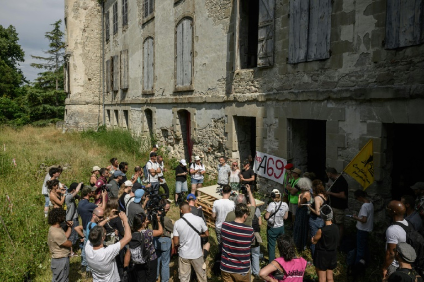 Des opposants au projet très contesté de l'autoroute A69 Toulouse-Castres tiennent une conférence de presse près de Maurens-Scopont, dans le Tarn, le 5 juillet 2025 © Ed JONES