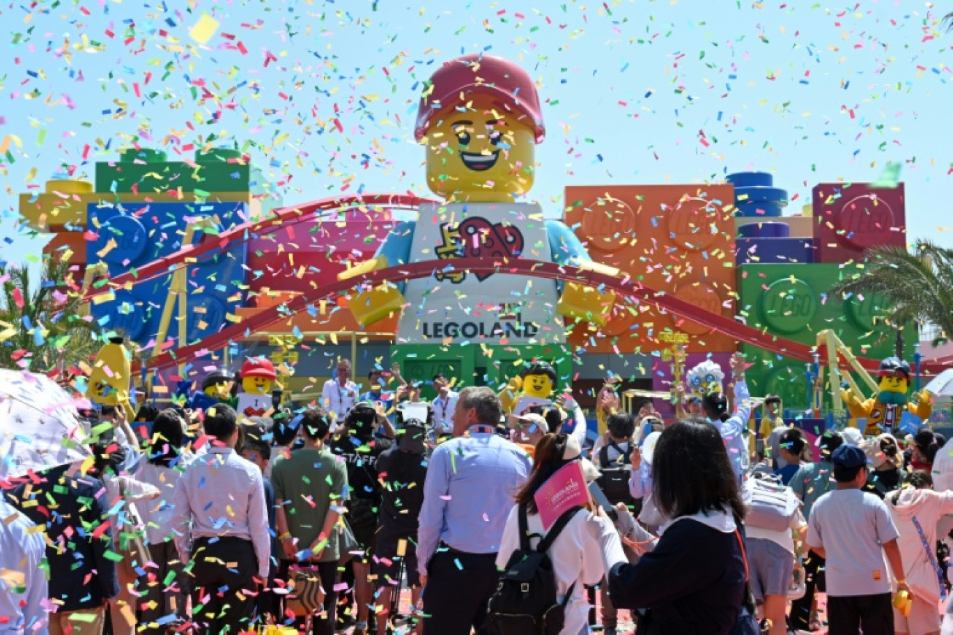 Des milliers de visiteurs ont assisté à la cérémonie d'ouverture du parc Legoland de Shanghai, le 5 juillet 2025 © STR