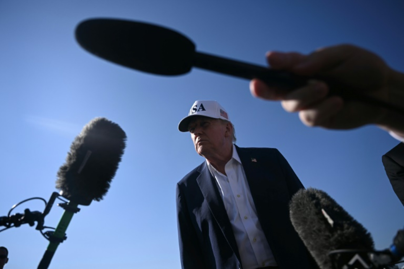 Le président Donald Trump répond à des journalistes, à Morristown (New Jersey) le 6 juillet 2025 © Brendan SMIALOWSKI