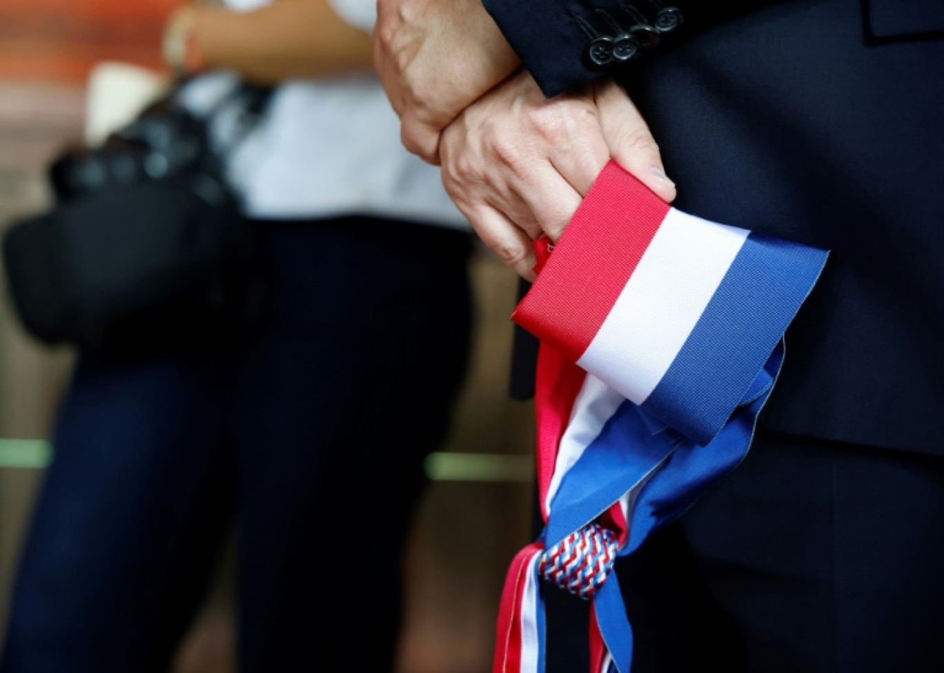 Un maire tient son écharpe d'élu, le 6 juin 2025 à Fontainebleau © Ludovic MARIN