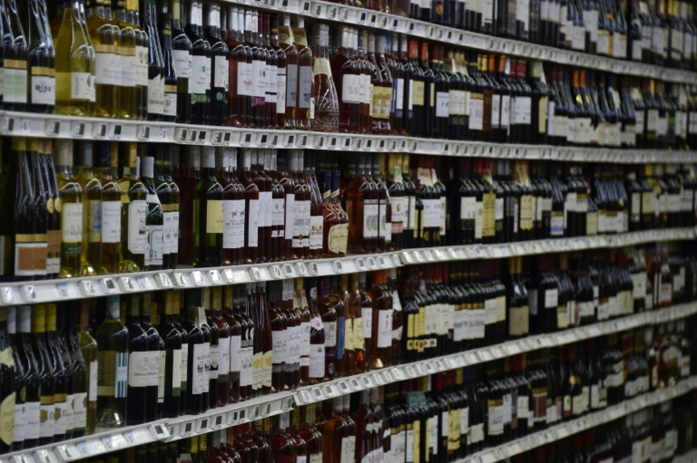La Répression des fraudes a constaté plus d'un tiers d'"anomalies" ou de "manquements" lors de prélèvements et de contrôles effectués auprès de professionnels du vin et des spiritueux en 2022 et 2023, selon une vaste enquête rendue publique mercredi © PASCAL PAVANI