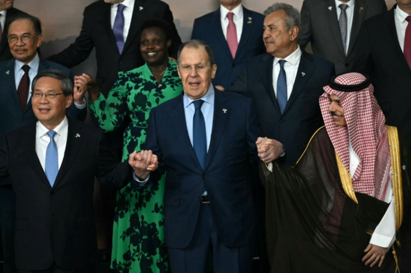 Au sommet annuel des Brics à Rio de Janeiro, le 7 juillet 2025, de gauche à droite, le Premier ministre Li Qiang, le ministre russe des Affaires étrangères Sergueï Lavrov et le ministre saoudien des Affaires étrangères le Prince Fayçal ben Farhan Al Saoud © Mauro PIMENTEL